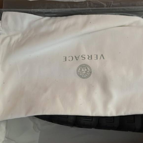 Men’s Size 10 (43) Versace Sneakers - Picture 3 of 12